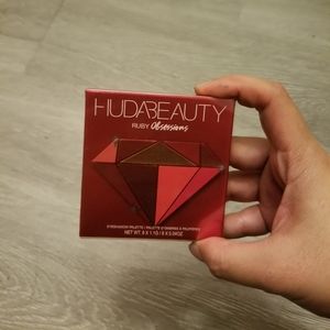 Huda Beauty eyeshadow palette